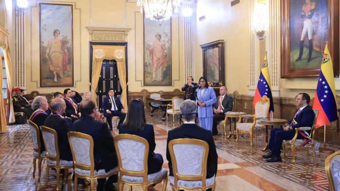 Presidenta (E) Delcy Rodríguez condecora a defensores de la Guayana Esequiba por su labor jurídica y diplomática