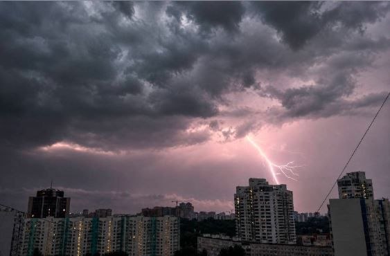Truenos y relámpagos azotan Moscú durante fuerte tormenta eléctrica Truenos y relámpagos azotan Moscú durante fuerte tormenta eléctrica