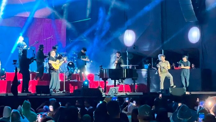 Una noche inolvidable: Miles de voces cantaron al amor con Sin Bandera en Caracas Sin Bandera