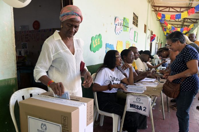 Inicia preconteo de votos en Colombia Cierran urnas Colombia segunda vuelta