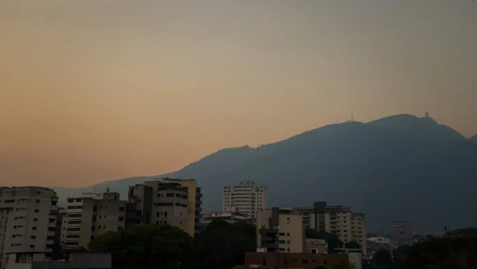 Calima-polvo-del-Sahara-Caracas-avila-Waraira-Repano-Warairarepano-humo-montana-ciudad-edificios-EFE.jpg