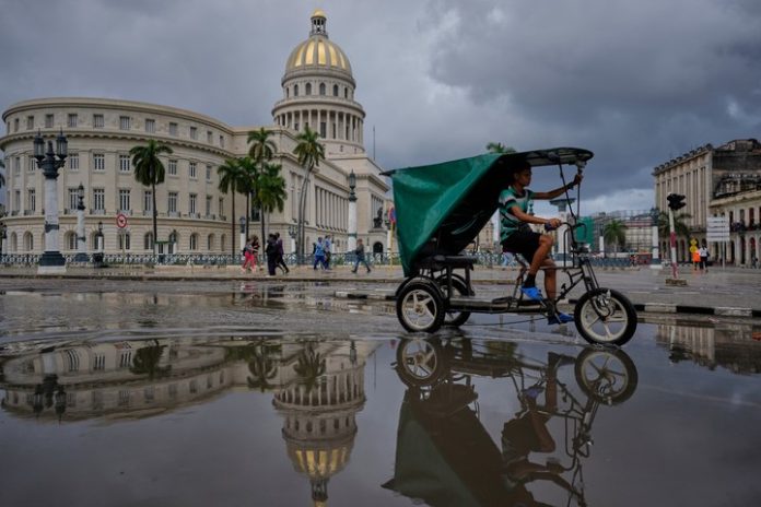 Cuba aprueba 176 reformas para descentralizar y dinamizar su economía Cuba 176 reformas