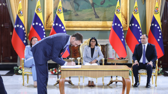 Venezuela firmó licencia con Shell para Fase I del campo gasífero Loran Delcy Rodríguez Firma licencia Shell