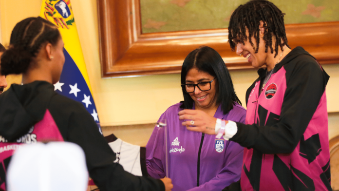 Presidenta (E) Delcy Rodríguez condecoró a campeonas y campeones del baloncesto venezolano en Miraflores Delcy Rodríguez campeones baloncesto