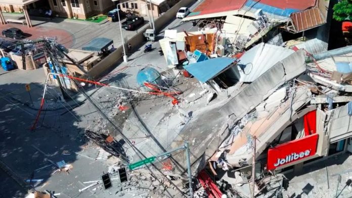 Ascienden a 61 las víctimas mortales por el sismo de magnitud 7,8 en el sur de Filipinas Ascienden a 61 las víctimas mortales por el sismo de magnitud 7,8 en el sur de Filipinas