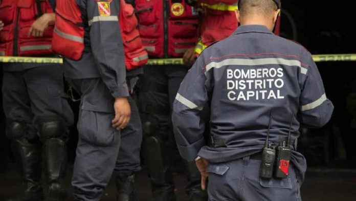 Bomberos de Caracas controlan incendio en el restaurante El Llanerazo de El Paraíso Incendio El Paraíso Caracas