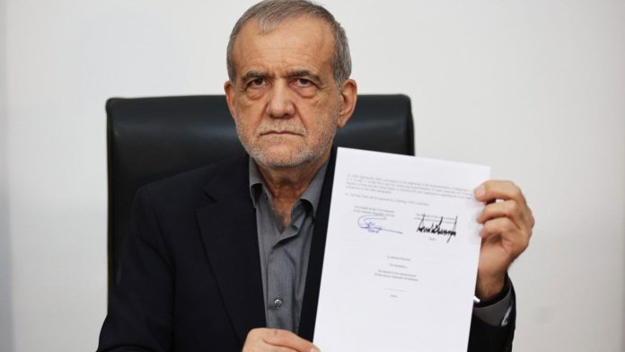 Pezeshkian enseña su firma y la de Trump en el memorando de entendimiento entre Irán y EE.UU. Pezeshkian firma Trump
