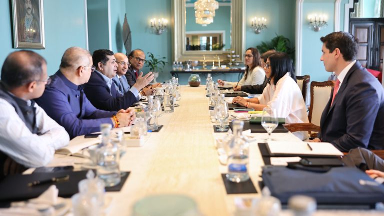 Delcy Rodríguez se reunió con directivos de conglomerado indio para evaluar oportunidades de inversión