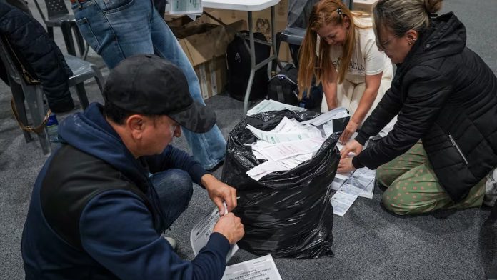 Con un margen de solo un punto porcentual, Colombia espera el escrutinio para conocer a su nuevo presidente Colombia escrutinio