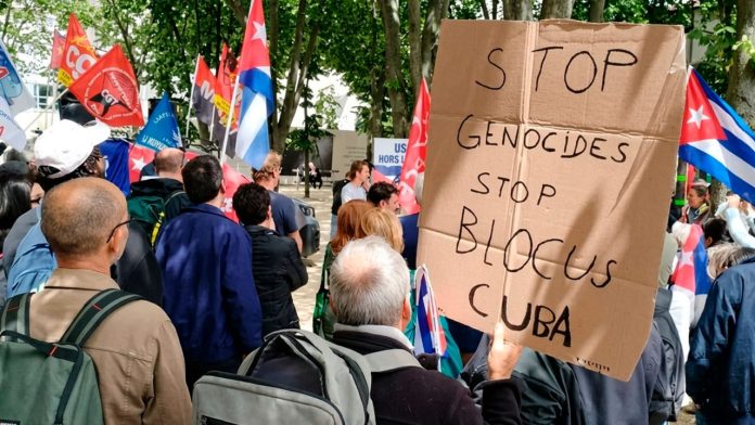 Cientos de personas se movilizan frente a la Asamblea Nacional de Francia en solidaridad con Cuba Asamblea Nacional Francia Cuba