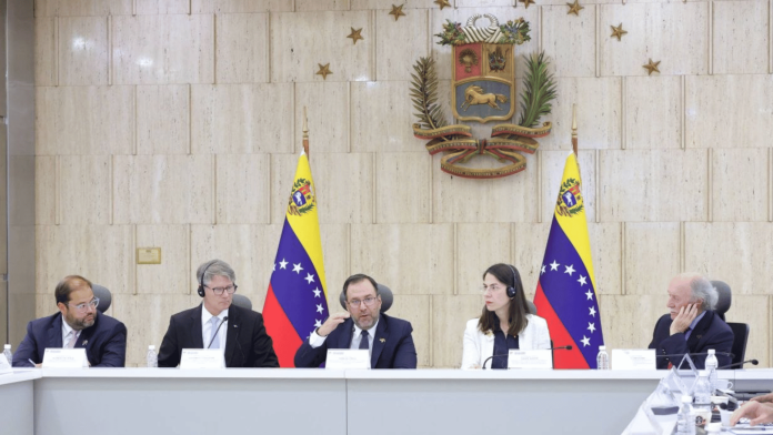 Yván Gil conversatorio Guayana Esequiba