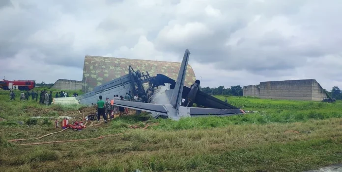 Al menos cinco muertos tras estrellarse un avión de la Fuerza Aérea India