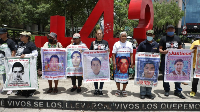 Familiares de los 43 estudiantes de Ayotzinapa culminan jornada de protesta en México Ayotzinapa México familiares protestas