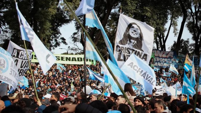 Miles de personas se movilizan en banderazo por Cristina Kirchner en Parque Lezama banderazo Cristina Kirchner