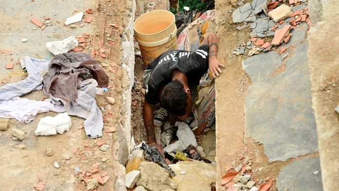 Rescatista internacional pidió a civiles detener remoción de escombros en La Guaira
