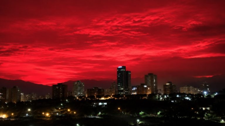 Caracas La Guaira Cielo Rojizo Rayleigh Tierra Terremotos Dispersión de Luz Descarga Electromagnética
