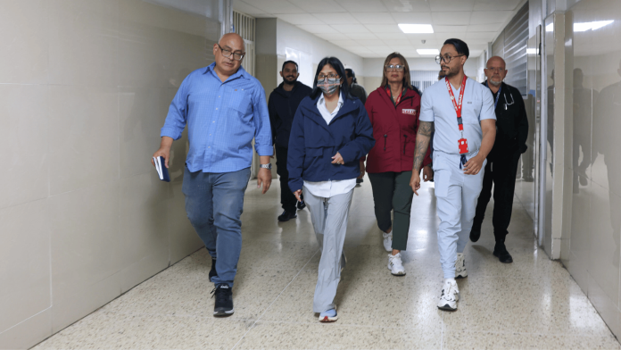 Presidenta (E) acompaña en el Hospital Pérez Carreño a afectados por los terremotos (+Video) Delcy Rodríguez hospital Pérez Carreño Terremoto