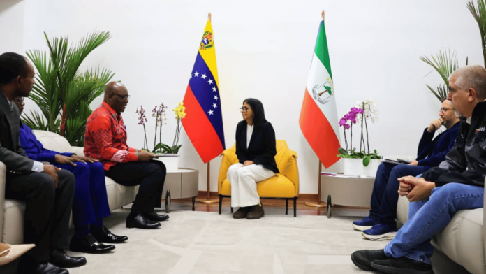 Presidenta (E) Delcy Rodríguez agradece solidaridad de Guinea Ecuatorial en encuentro con canciller Simeón Esono Delcy Rodríguez solidaridad Guinea Ecuatorial