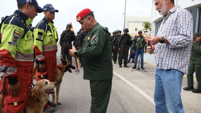 Venezuela condecoró a rescatistas de Ecuador por su labor ante los terremotos Venezuela rescatistas Ecuador