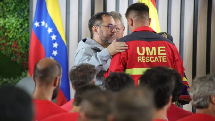 Venezuela condecoró a rescatistas españoles por su labor humanitaria en La Guaira Venezuela condecoró a rescatistas españoles por su labor humanitaria en La Guaira